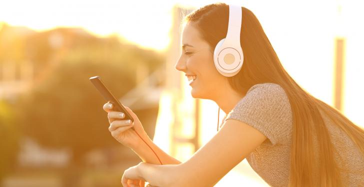Mädchen hört Musik auf ihrem Smartphone