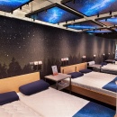 Mehrere Betten vor einem künstlichen Sternenhimmel im neuen Betten Reiter...