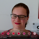 Eine Frau testet virtuelle Make-up-Anproben in einem Webshop...