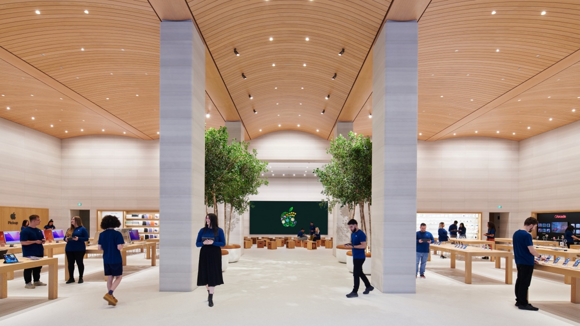 Innenansicht des neuen Apple Store in London