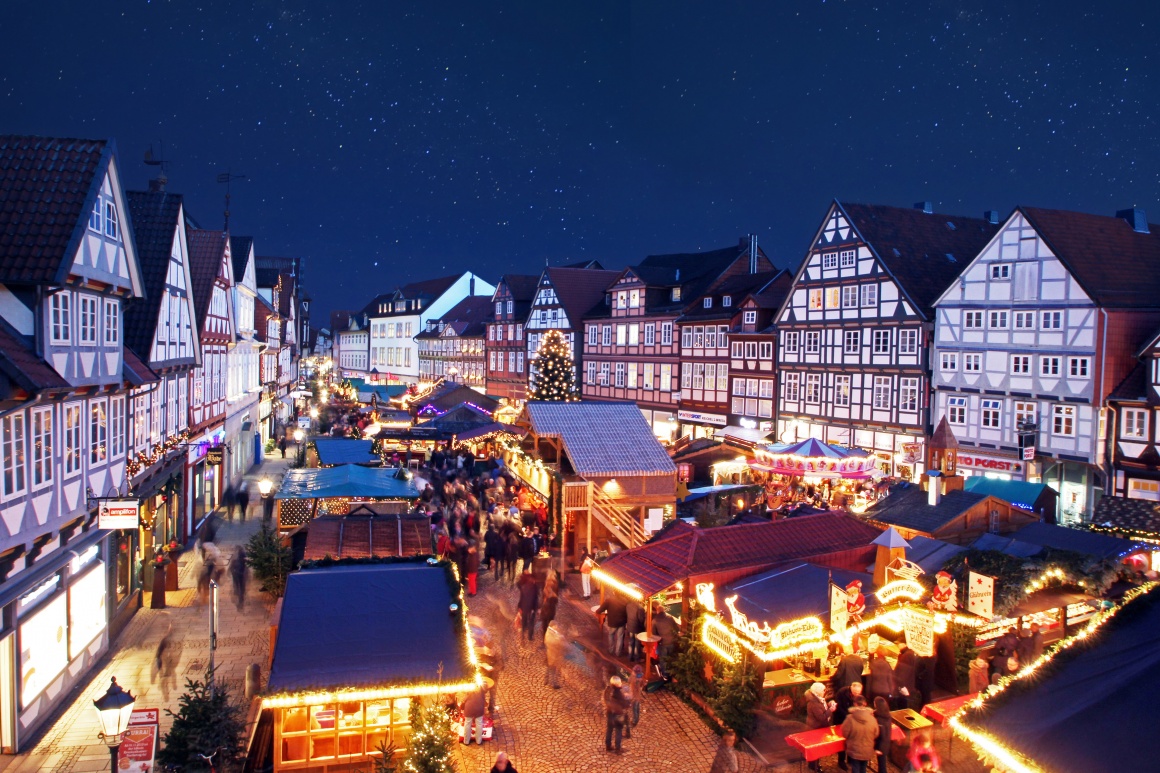 Weihnachtlich beleuchtete Stadt; copyright: Messe Frankfurt Exhibition GmbH...