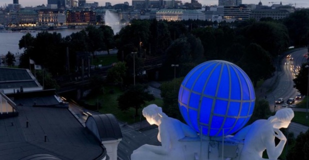 LED von OSRAM erleuchten Weltkugel auf Hotel Atlantic...