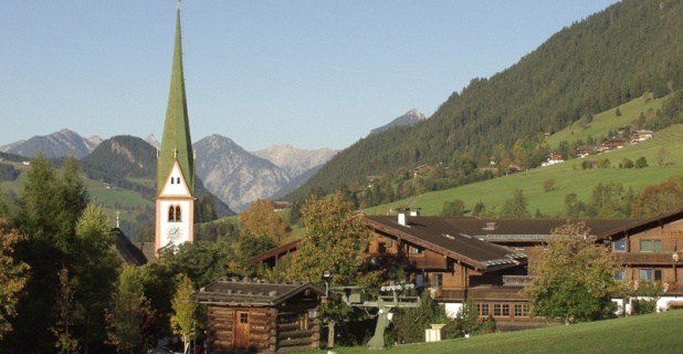 Das moderne Congess Centrum Alpbach ist behutsam in die Tiroler Berglandschaft...