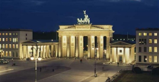 Mit energiesparenden Weißlicht-Lampen setzt OSRAM das Zentrum Berlins ins...