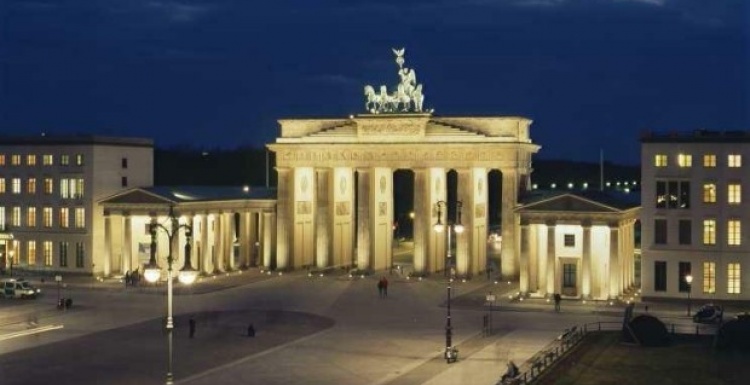 Foto: Mit energiesparenden Weißlicht-Lampen setzt OSRAM das Zentrum Berlins...