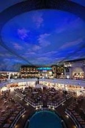 Andy Robinson,  LED-Leuchten von OSRAM schaffen im Trafford Einkaufszentrum in...