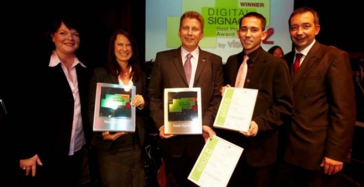 Foto: Online Software AG gewinnt viscom-Award für die beste Digital Signage...