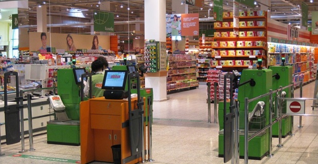 Globus SB-Warenhaus in Prag lässt Kunden selbst kassieren...