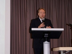 Burkhard Röhrig, Geschäftsführer der GFOS mbH bei seiner Eröffnungsansprache...