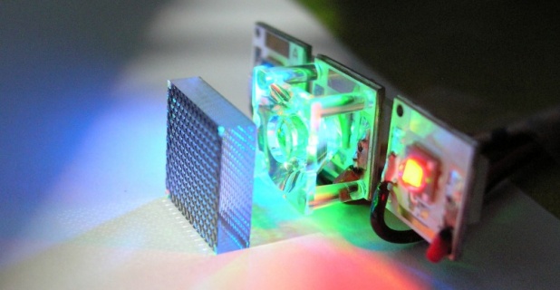 Ein neuartiger LED Projektor machts möglich. Nutzer können Smartphones in...