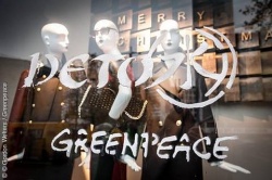 Mit der internationalen Kampagne Detox fordert Greenpeace Textilhersteller auf,...