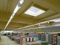 Tageslichtkuppeln im Dach reduzieren den Strombedarf für Beleuchtung....