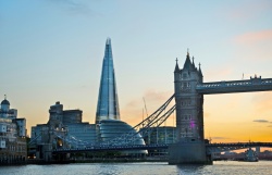 310 Meter hoch ragt „The Shard“ direkt neben der berühmten London Bridge...