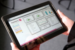 Die Software as a Service-Lösung von TRANSDATA auf einem Tablet-PC....