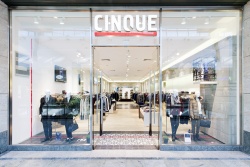 Der CINQUE Store präsentiert sich hell, klar, offen, leidenschaftlich und...