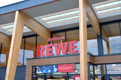Die Tragkonstruktion eines REWE Green Buildings besteht aus Holz. Der schnell...