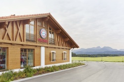 In das Landhaus, mit seiner Galerie und Holzdecke im alpenländischen Stil...