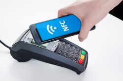 Beim Bezahlen hält man NFC-Handy oder -Kreditkarte an ein Kassenterminal....