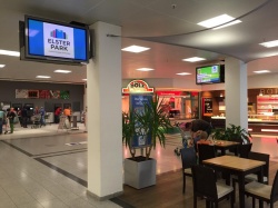 Die digitale Kundenkommunikation im Elster Park wird über Displays in der Mall...