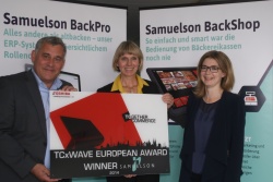 Anke Samuelson (Mitte) freut sich über den Toshiba TCXWave Award, den ihr Ralf...