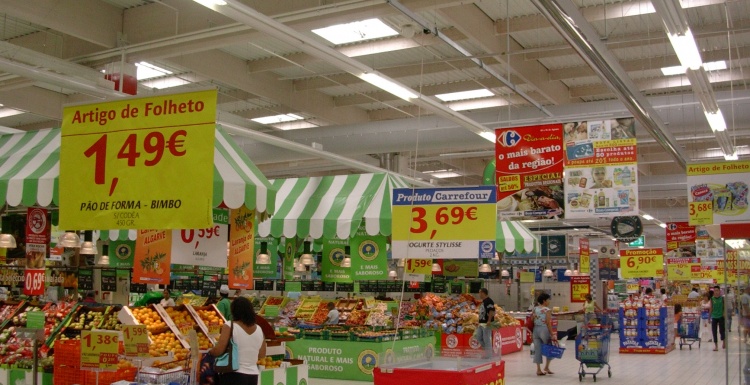 Supermarkt mit Pappaufstellern