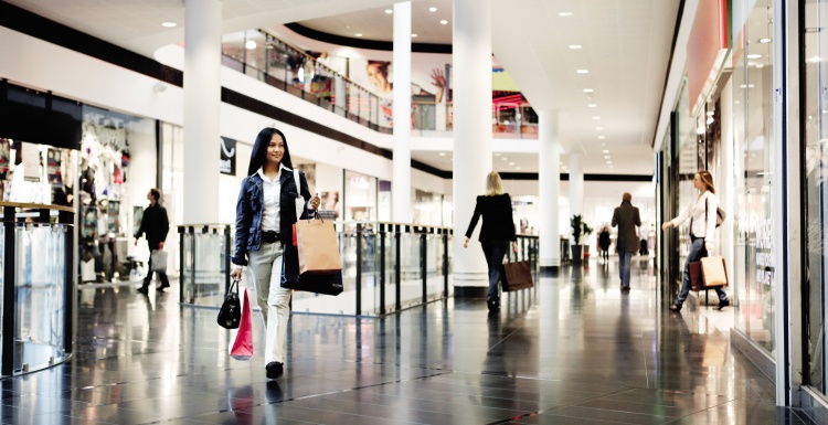 Foto: Frau läuft durch ein Shopping-Center; copyright: Axis Communications...