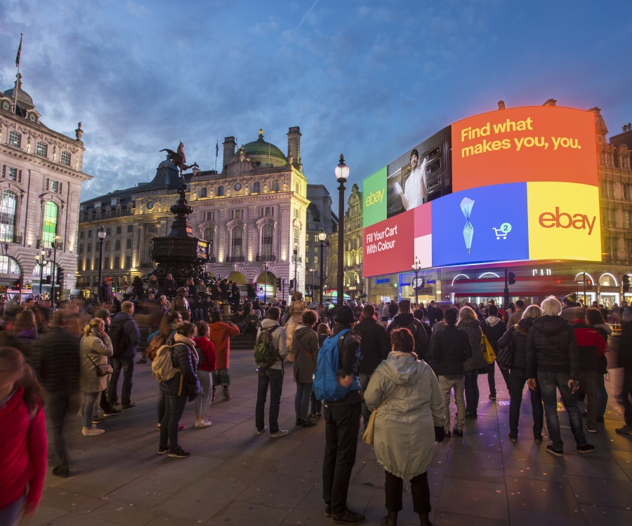 Foto: Londons Piccadilly Lights leuchten wieder