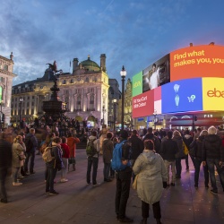 Thumbnail-Foto: Londons Piccadilly Lights leuchten wieder