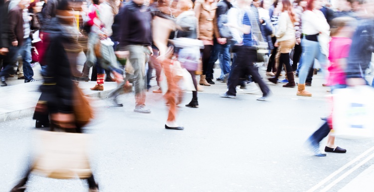 Foto: Fußgänger laufen auf der Straße in Innenstadt; copyright:...