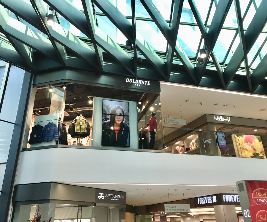 Foto: Sportschuhhersteller setzt auf Digital Signage...