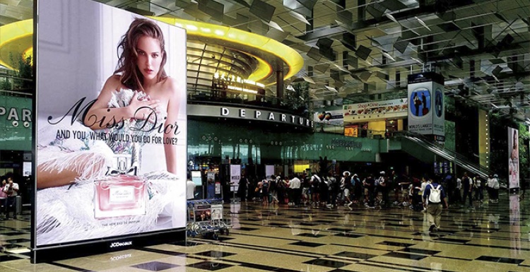 Foto: LED-Anzeige an einem Terminal am Flughafen Singapur; copyright: AOTO...