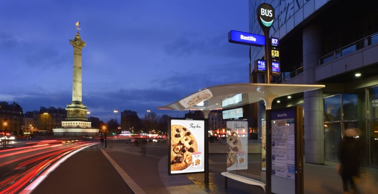 Foto: Buswartehäuschen in Paris (Frankreich) mit Werbeträgern von JCDecaux;...