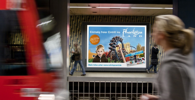 Foto: Großer digitaler Bildschirm mit Werbung in U-Bahn-Station; copyright:...