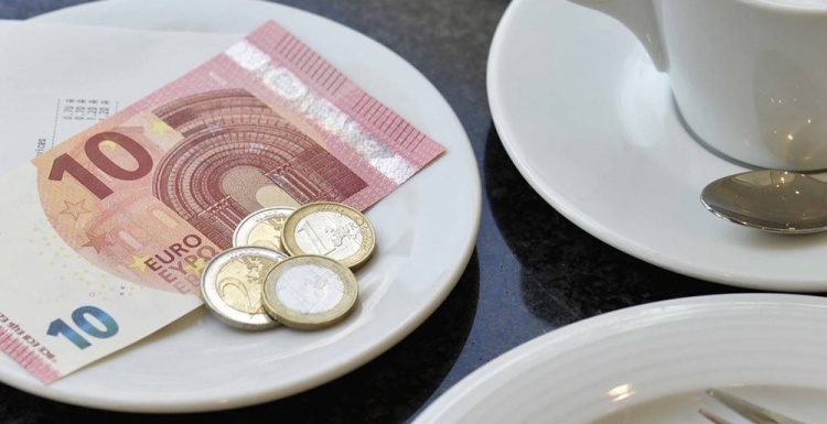Foto: Euro-Münzen und -Scheine auf einem Teller im Restaurant; copyright:...