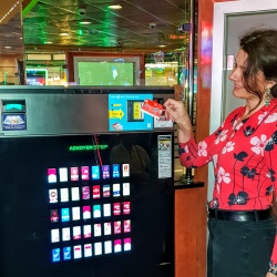 Thumbnail-Foto: Vending- und Zigarettenautomaten mit kontaktlos-Terminals ausgestattet...