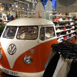 Thumbnail-Foto: So kann Shopdesign aussehen: Pull & Bear in Ourense, Spanien...