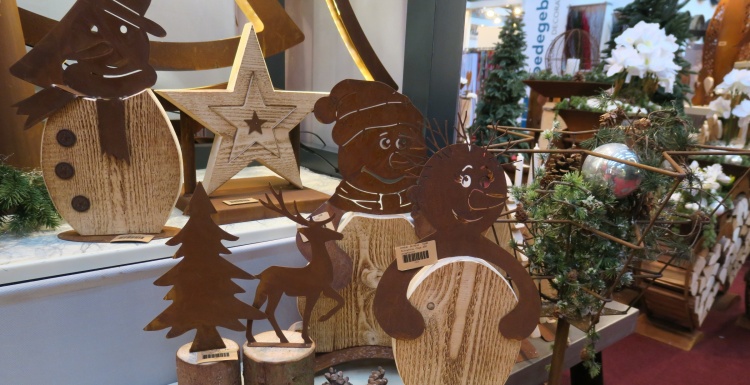 Weihnachtsdekorationselemente aus Holz und künstlich gerostetem Metall;...