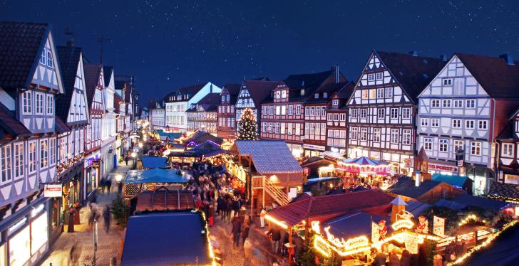 Weihnachtlich beleuchtete Stadt; copyright: Messe Frankfurt Exhibition GmbH...