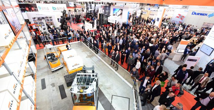 LogiMAT 2019 mit Besuchern und einem Aussteller mit Nutzfahrzeugen; copyright:...