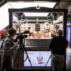 Thumbnail-Foto: Roboter im Einzelhandel: Produzent und Verkäufer im vollautomatischen...