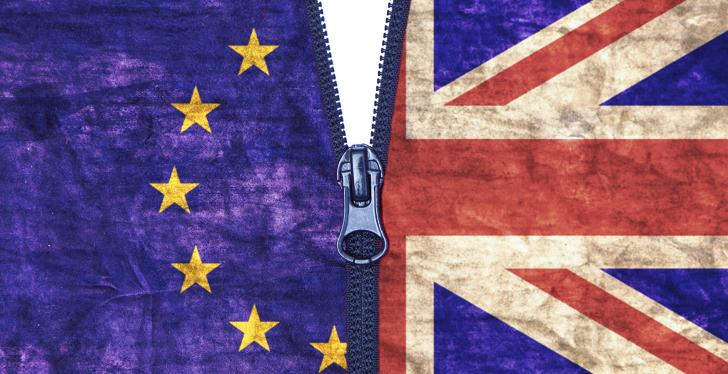 EU-Flagge und Vereinigtes Königreich-Flagge werden durch aufgehenden...