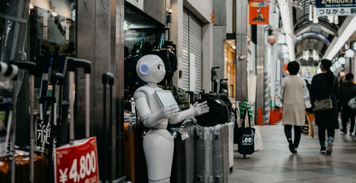 Roboter vor Geschäft; Copyright: Lukas/Unsplash