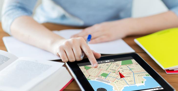 Hände am Schreibtisch bedienen ein Tablet