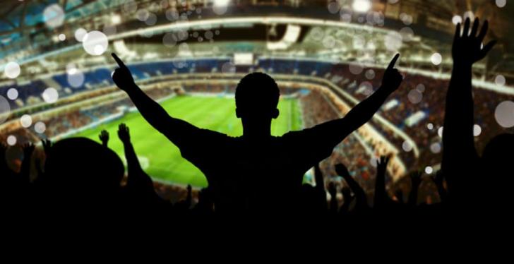 jubelnde fans im Fussballstadion