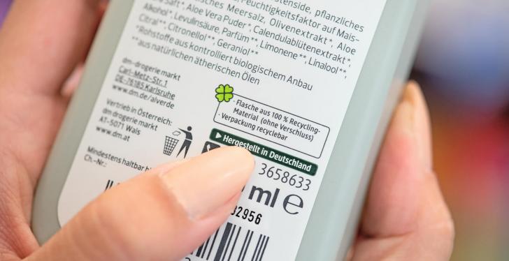 Rückseite einer Shampooflasche.