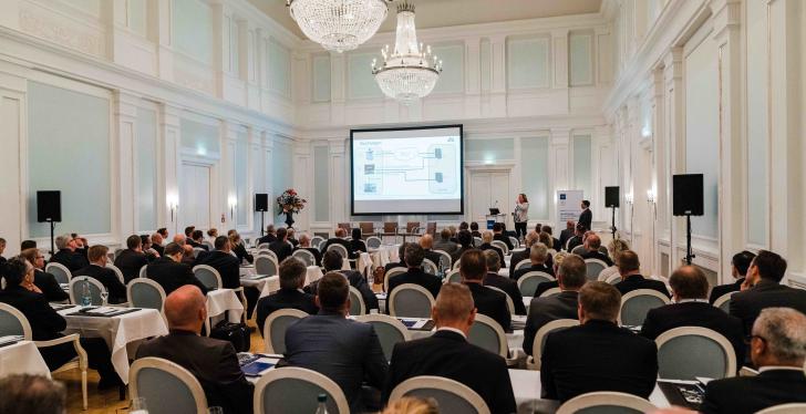 Blick über Publikum auf Bühne mit Leinwand in einem Hotelsaal; copyright:...