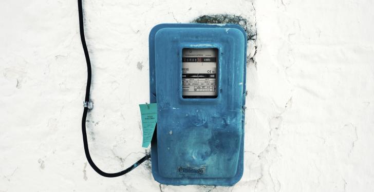 Alter blauer Stromzähler an einer hellen Wand; copyright: taner...