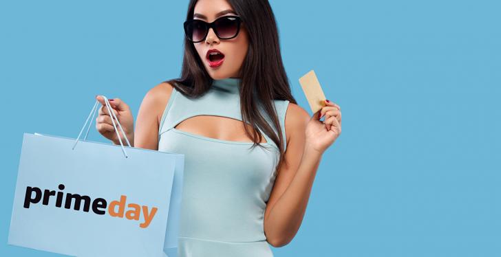 Frau mit primeday-Tüte