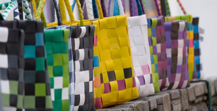 Bunte Taschen in eine Reihe