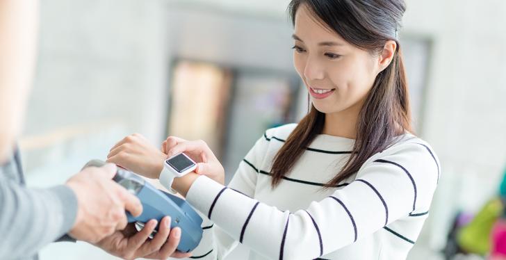 Frau zahlt mit Smartwatch